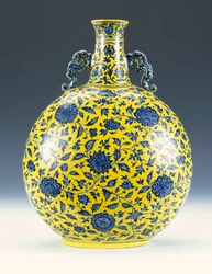 Um balão lunar esmaltado azul e amarelo sob o vidrado com um padrão de peônia e lótus, c.1723-1735