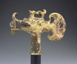 Cabeça de machado em forma de peixe-dragão, dinastia Tang (prata dourada)