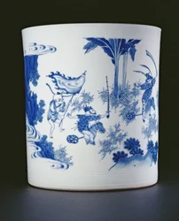 Escova azul e branca pintada com uma dama e meninos brincando de cavalos de caça, Chongzheng, 1630-44 (porcelana) (ver 205936)