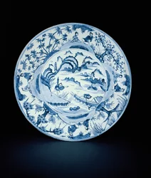 Prato azul e branco pintado com pescadores em uma cena do rio, Tianqi ou Chongzheng, 1620-30 (porcelana)