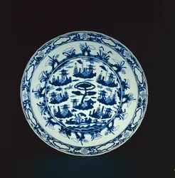 Prato azul e branco pintado com ilhas rochosas e pavilhões, Wanli ou Tianqi, 1600-25 (porcelana)