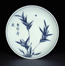 Prato de prato kosometsuke azul e branco pintado com bambu e caligrafia, marca Tianqi e período, 1621-27 (porcelana)