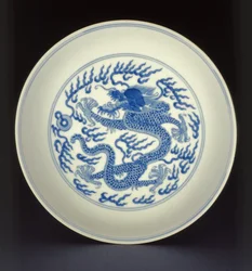 Prato de porcelana azul e branca pintado com um dragão, marca Qianlong e período, 1736-1795 (porcelana)