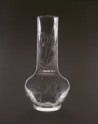 Frasco gravado com bambu, plantas e rochas do fungo lingzhi, marca e período de Qianlong, 1736-95 (vidro)