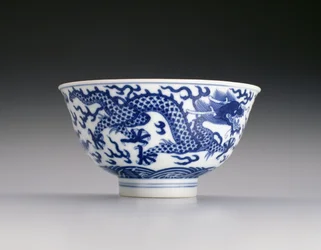Taça com Dragões e Ondas, marca Xianfeng e período 1851-61 (porcelana com subvidrado azul) (ver também 142299)