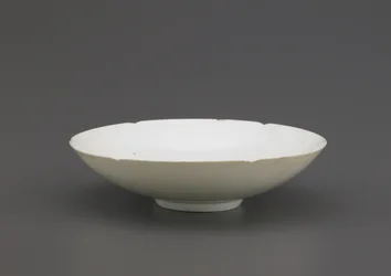 Tigela com decoração incisa, sudeste da China, Canção do Norte ou Dinastia Song do Sul (cerâmica)