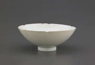 Tigela com borda entalhada, Jingdezhen, província de Jiangzi, dinastia Song do Norte ou do Sul (cerâmica)