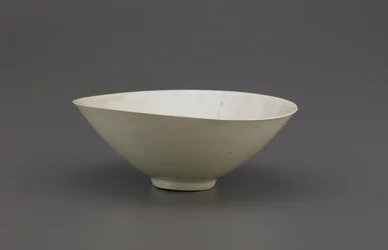 Tigela com borda dentada, sudeste da China, Canção do Norte ou Dinastia Song do Sul (cerâmica)