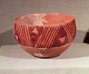 Tigela com padrão triangular, de Banpu, Jiangsu, 5º a 4º milênio aC (argila)