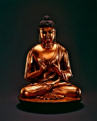 Buda Vairocana (Dari), dinastia Tang (618-907), início do século 8 (bronze com chumbo dourado)