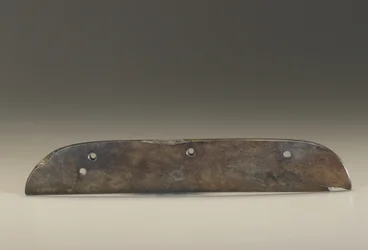 Implemento cerimonial; forma de lâmina em forma de pente (serpentina)