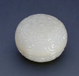 Caixa Circular Seal-Paste do estilo Guri laquer com pergaminhos lingzhi, dinastia Ming (pedra branca) (ver também 241120)