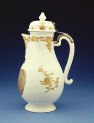 Cafeteira da forma Meissen decorada predominantemente em dourado com os braços de Gustav Gabriel Loodh, período Qianlong (1736-95) (porcelana) (vista lateral de 210133)