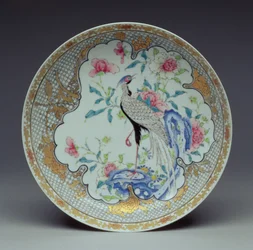 Prato pintado com uma ave de cauda longa, rochas e flores, período Yongzheng, 1725-35