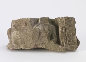 Fragmento, mostrando o torso do Buda sentado, um Bodhisattva em pé e dois cartuchos na frente, c.500