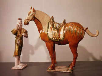 Cavalo e noivo, Dinastia Tang (618-907) (colorido, vidrado, terracota)