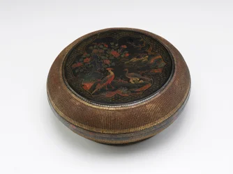 Caixa circular de painel lacado e cestaria, 17º aniversário (lacagem preta sobre núcleo de madeira com pigmentos policromos dourados e cestaria de bambu)