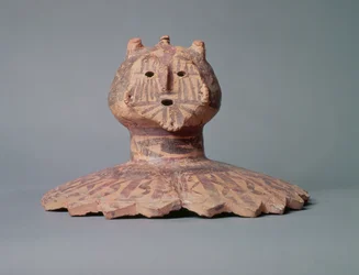 Tampa de um pote Yangshao, possivelmente representando o rosto de um xamã, período Yangshao, c.2500 aC (barro)
