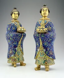 Par de atendentes femininas, período Qianlong, 1736-95 (cloisonne esmalte)