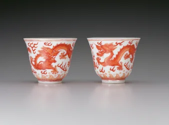 Par de xícaras de vinho, representando dragões de cinco garras em busca de pérolas flamejantes, marca Guangxu e período 1875-1908, chinês (porcelana com decoração de ferro vermelho)