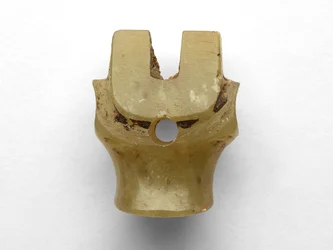 Pingente em forma de cabeça bovina, retrabalhada, c.1100-1000 aC