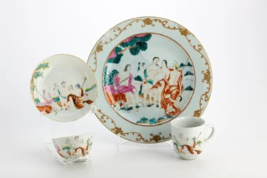 Prato, bule de chá, xícara de café e pires decorado com representações do Julgamento de Paris (porcelana)