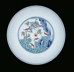 Prato de porcelana pintado em esmalte azul e ducai, 1723-1735 (porcelana)