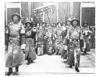 Retrato, de, TzU-Hsi, (1835-1908), imperatriz, viúva, de, china, com, ladies-in-waiting, e, guardas