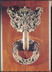&39;P&39;u shou&39; batente de porta com um desenho taotie encimado por uma fênix e segurando um anel com animais esculpidos, de Hia-Tou, Yi-hsien, Hopei, Estados Guerreiros (bronze)
