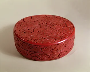 Caixa de laca vermelha decorada com peônias, 1426-27 (madeira)