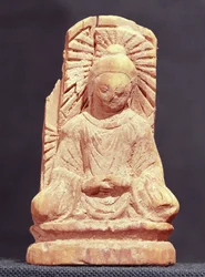 Buda sentado em meditação, de Tumshuq (Xinjiang) do 4º ao 5º século (madeira)