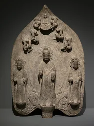 Estela votiva com uma tríade budista. Norte da China, Dinastia Wei Oriental