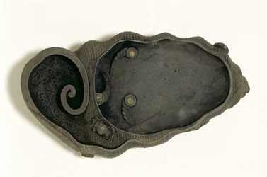 Tuan inkstone na forma de uma concha, dinastia Ching, do final do século 19 ao início-meados do século 19 (pedra esculpida)