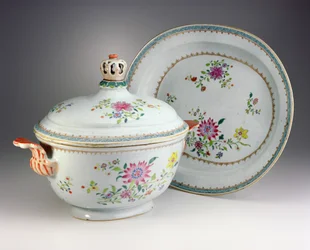 Terrina, cobertura e suporte, período de Qianlong, 1736-95 (porcelana rosa da famille)