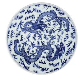 Placa branca e azul com dois dragões de quatro garras e chamas e nuvens estilizadas, 1662-1722 (cerâmica)