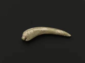 Orifício de enterro plug em forma de salto estilizado (nephrite verde mosqueado)