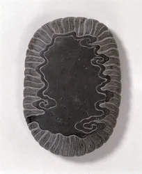 Tinta esculpida com padrões de ondas, provavelmente a dinastia Ming (pedra tuan cinza) (parte de baixo) (ver 142695)