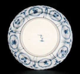 Parte inferior de uma placa kraak azul e branca, Egret mark, Wanli, 1595-1605 (porcelana) (ver 205990)