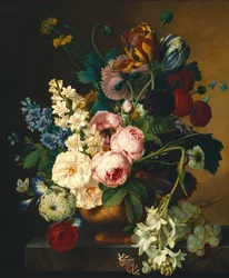 Buquê de flores em uma mesa de mármore