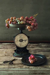 Uvas rústicas na balança