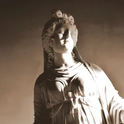 Escultura elegante em mármore