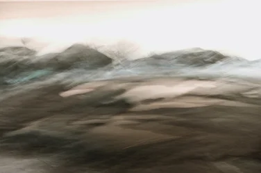 Paisagem montanhosa etérea