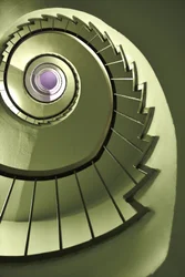 Escada em espiral geométrica