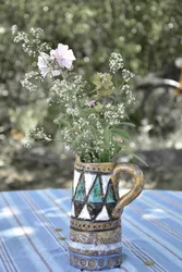 Flores silvestres num vaso rústico