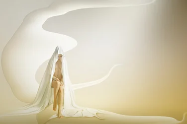 Mulher com véu em atitude contemplativa