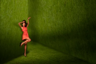 Mulher a Dançar no Mundo Verde