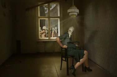A Mulher Misteriosa com Máscara de Gás