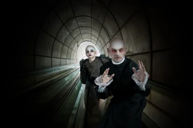 Figuras sinistras no túnel