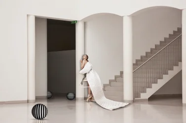Bailarina elegante com vestido branco