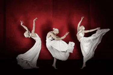 Bailarinas Elegantes no Palco Vermelho